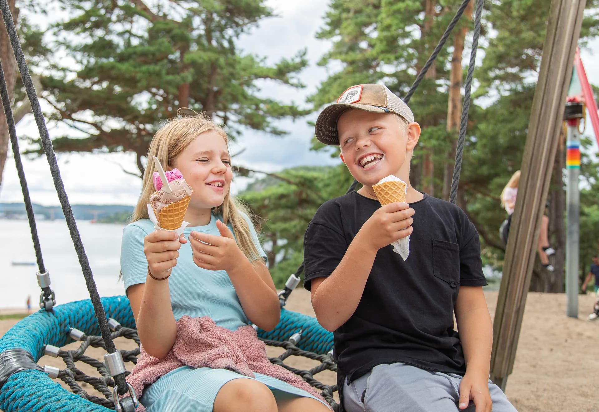 Vi arrangerar mängder med roliga och spännande aktiviteter för hela familjen under hela sommaren. Barnklubb, ponnyridning, poolbingo, piratshower, höghöjdsbana och mycket mer!